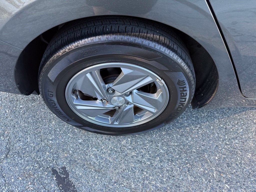 2024 Hyundai ELANTRA SE