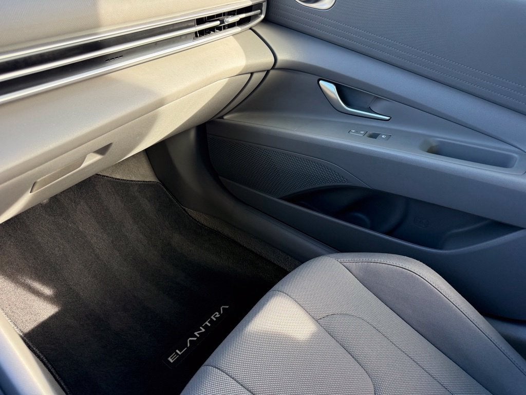 2024 Hyundai ELANTRA SE