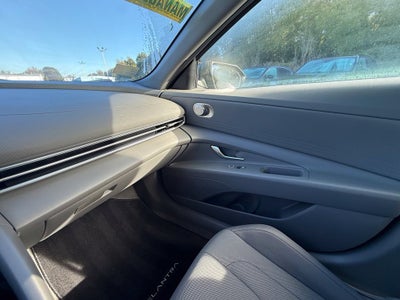 2024 Hyundai ELANTRA SE
