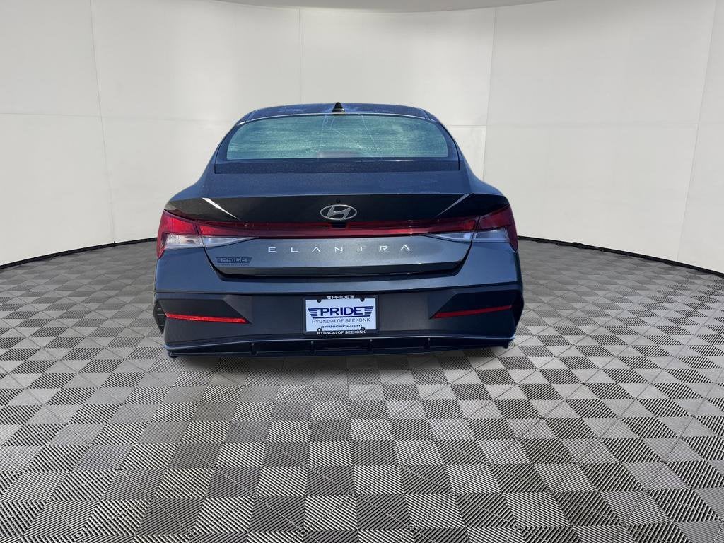 2024 Hyundai ELANTRA SE