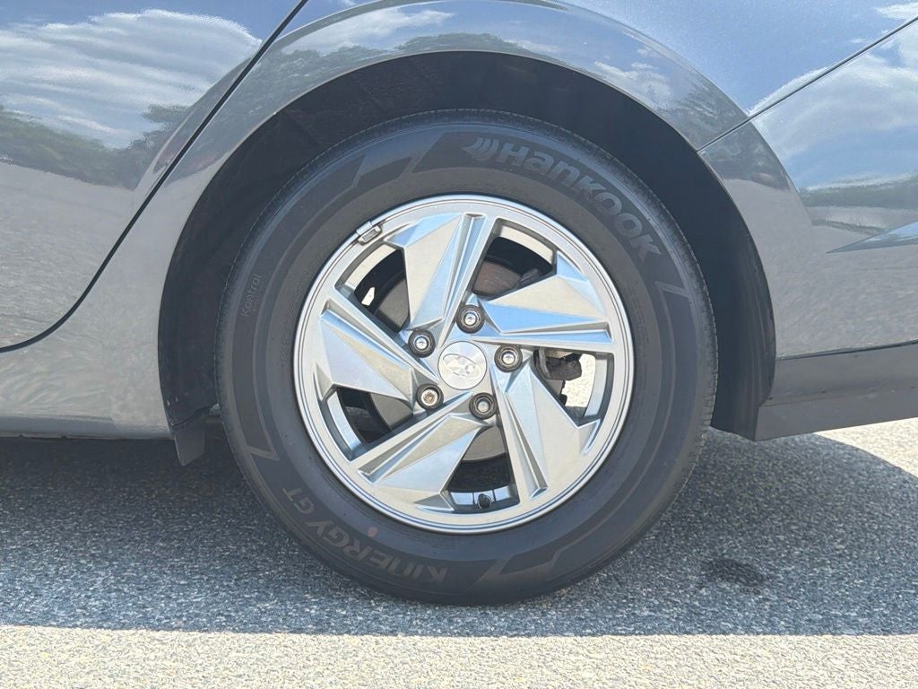 2024 Hyundai ELANTRA SE
