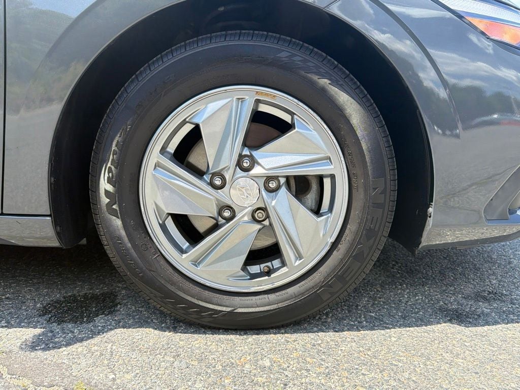 2024 Hyundai ELANTRA SE