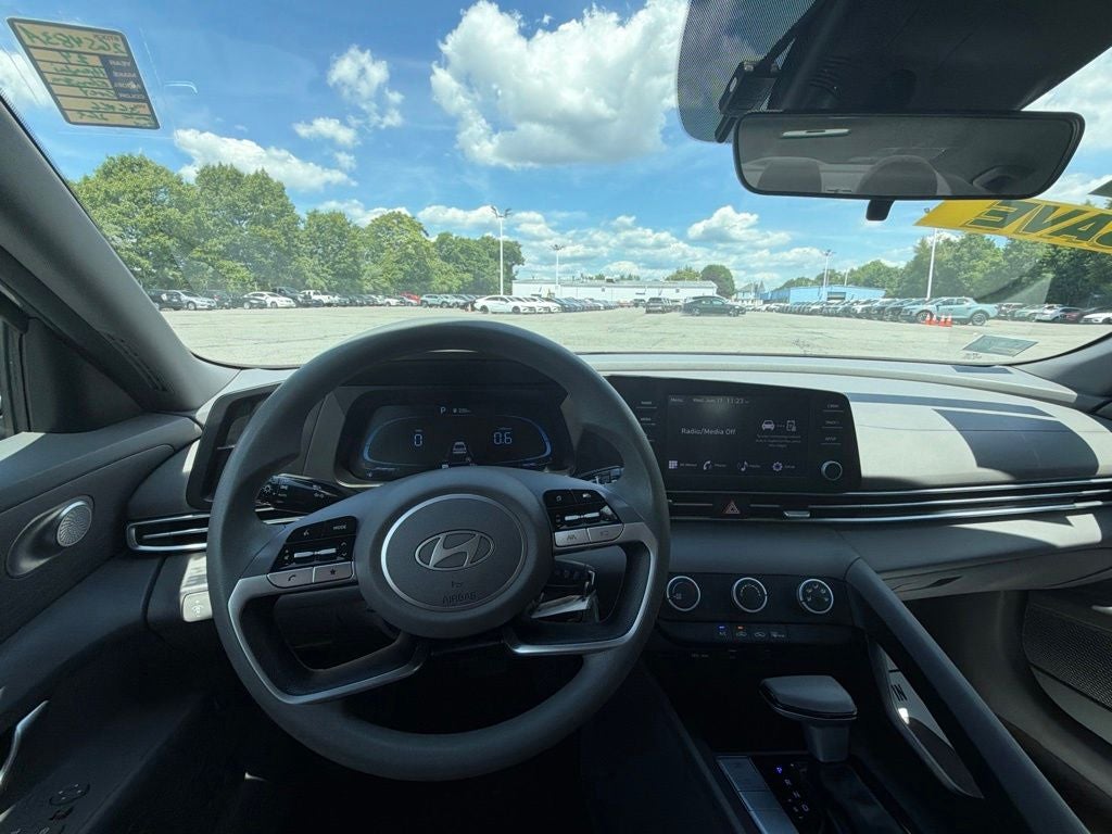 2024 Hyundai ELANTRA SE
