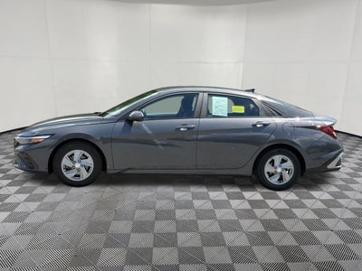 2024 Hyundai ELANTRA SE