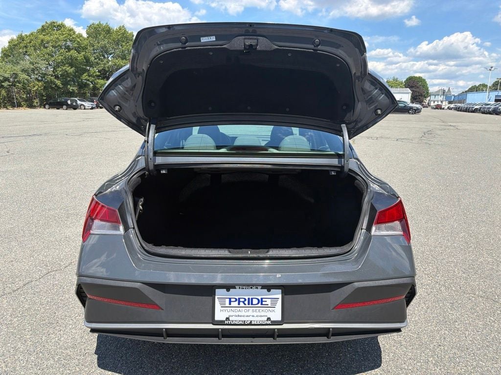 2024 Hyundai ELANTRA SE