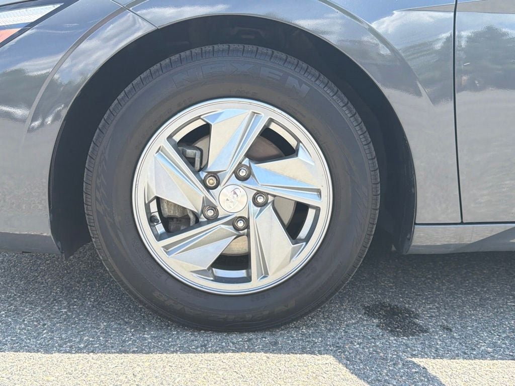 2024 Hyundai ELANTRA SE