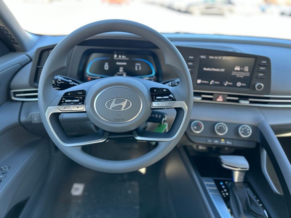 2025 Hyundai ELANTRA SE